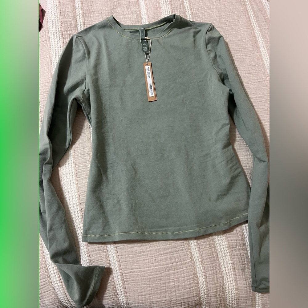 SKIMS nwt cotton jersey long sleeve tee in mineral! Size medium